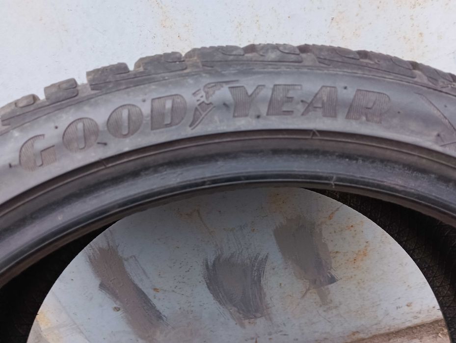 Шины зимние Goodyear 225/40R18 92V. 3 шт.