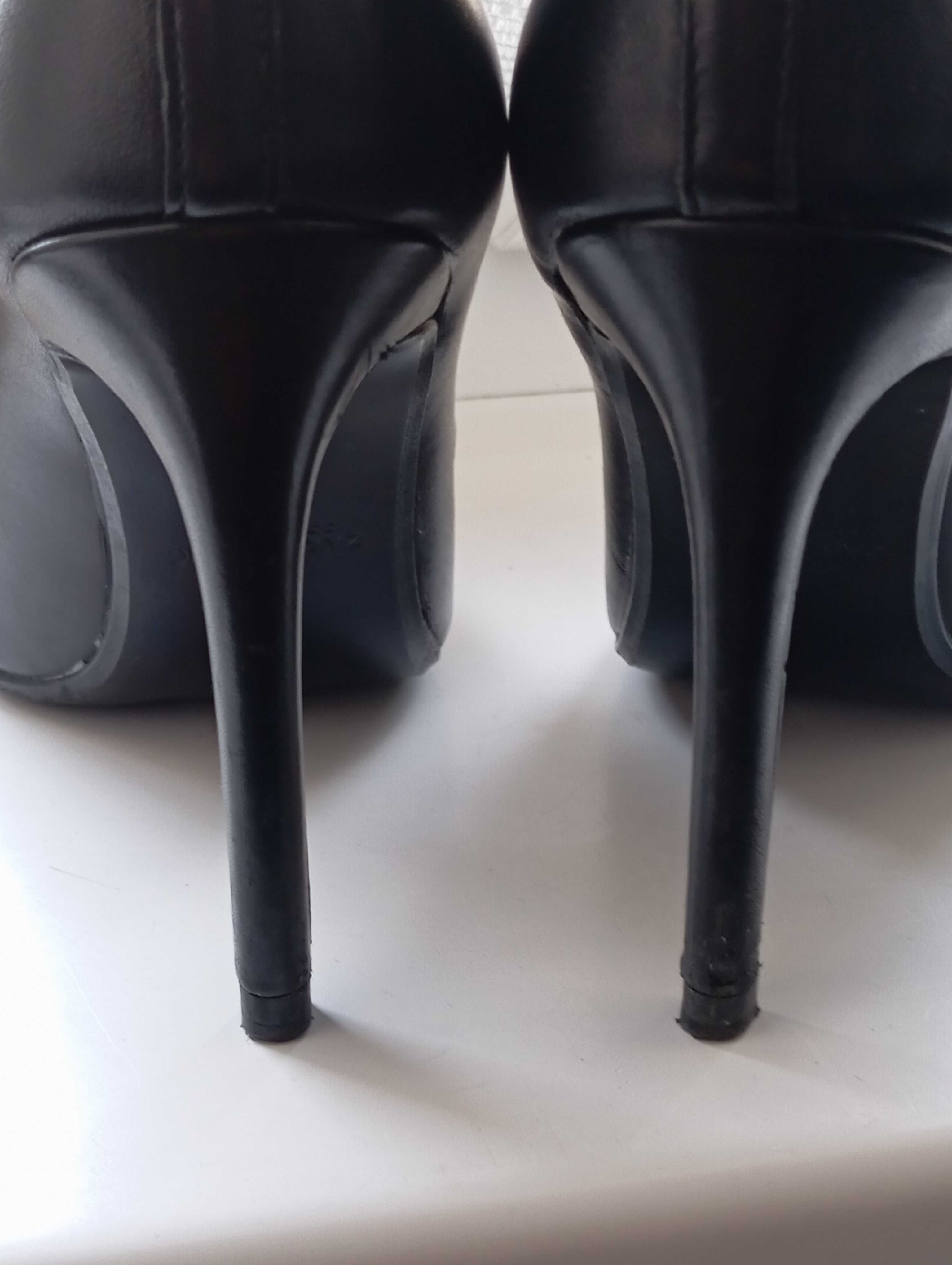 czarne damskie buty nr 37 letnie na obcasie wiązane na łydkach z Zary