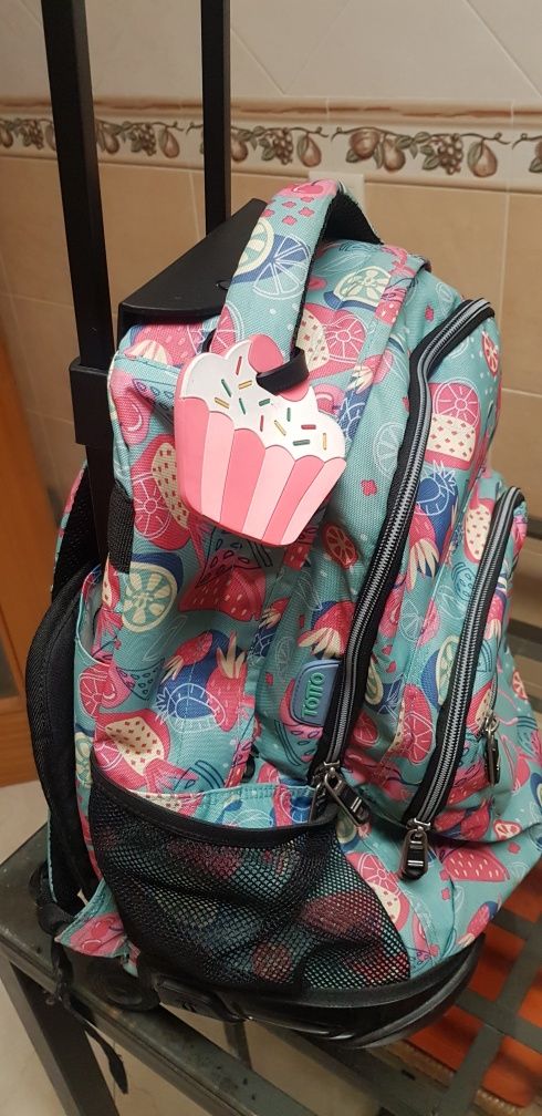 Mochila rodinhas marca totto