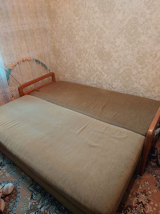Диван -кровать з подушками