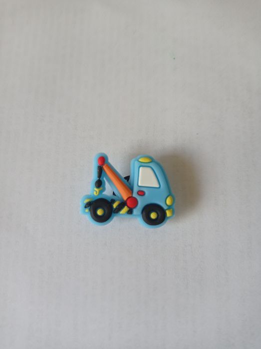Przypinki crocs jibbitz autko