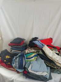 Багато одягу для хлопчика.