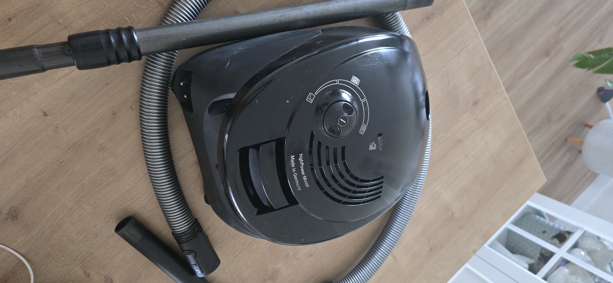 Mocny workowy odkurzacz SIEMENS Synchropower o mocy 1700W.