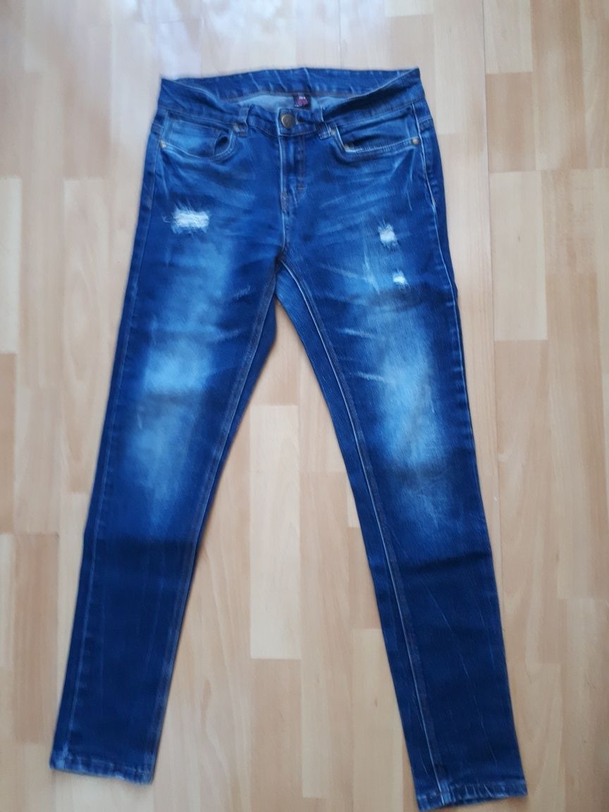 Modne spodnie jeansy z wytarciami 164 cm
