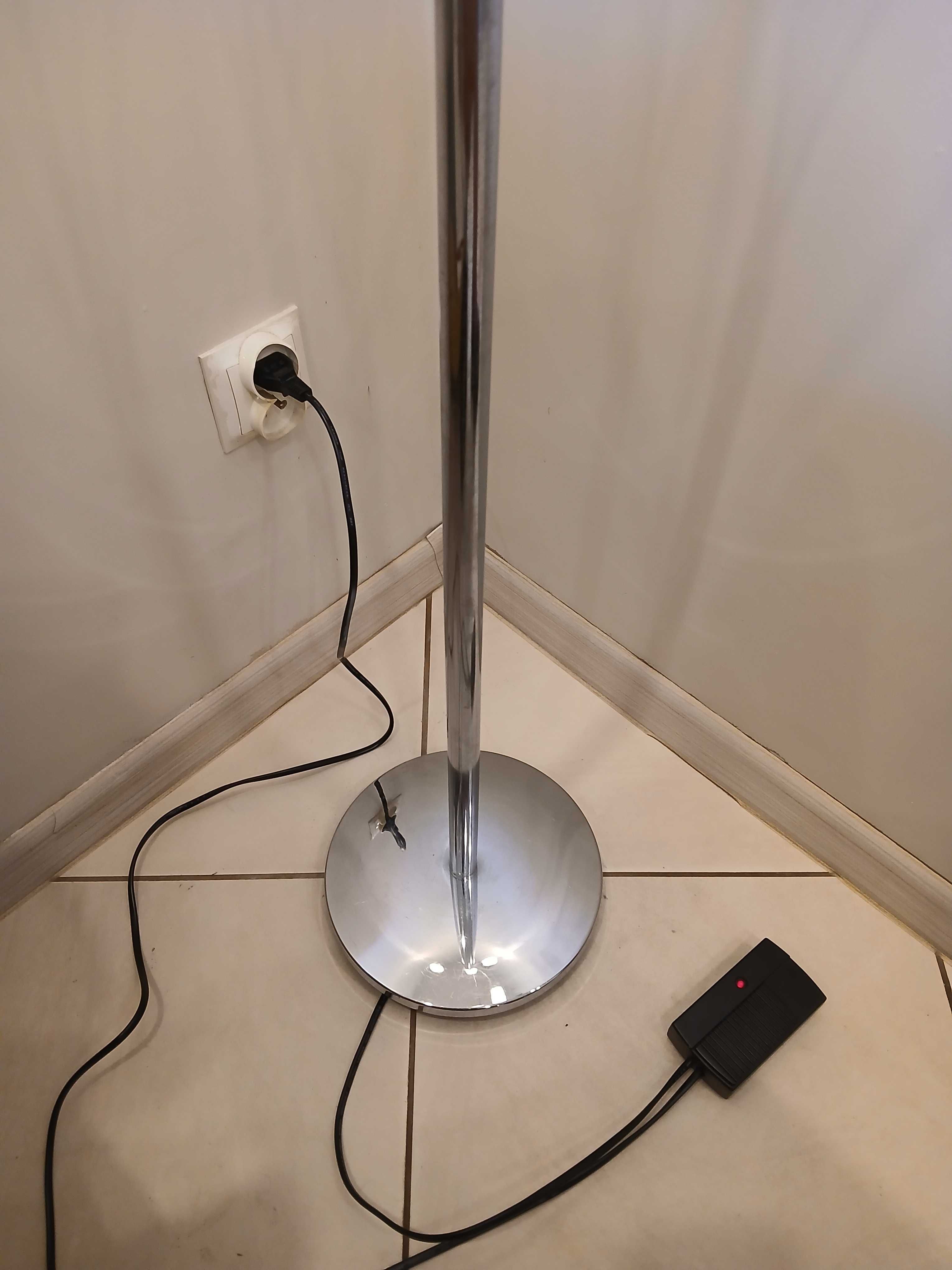 Elegancka stojąca lampa