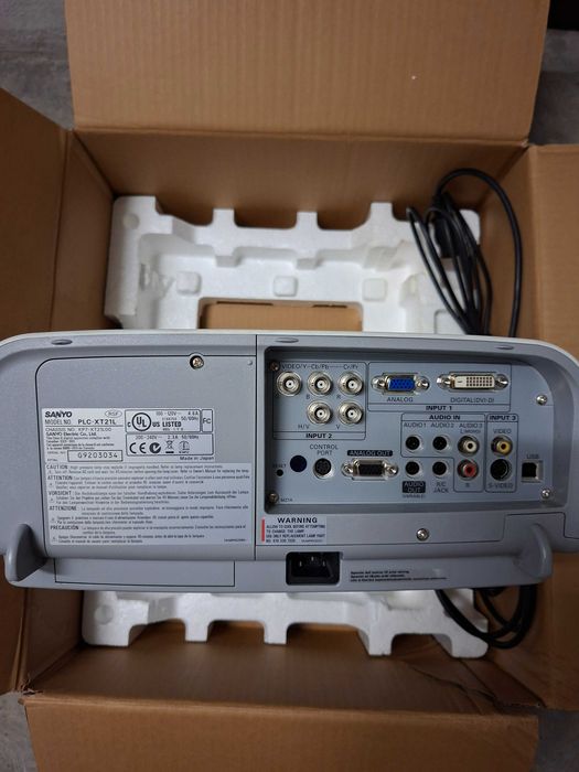 Projector de dados SANYO PLC-XT21