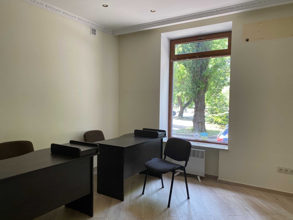 Фасадный офис в отличном состоянии на пр Шевченко.