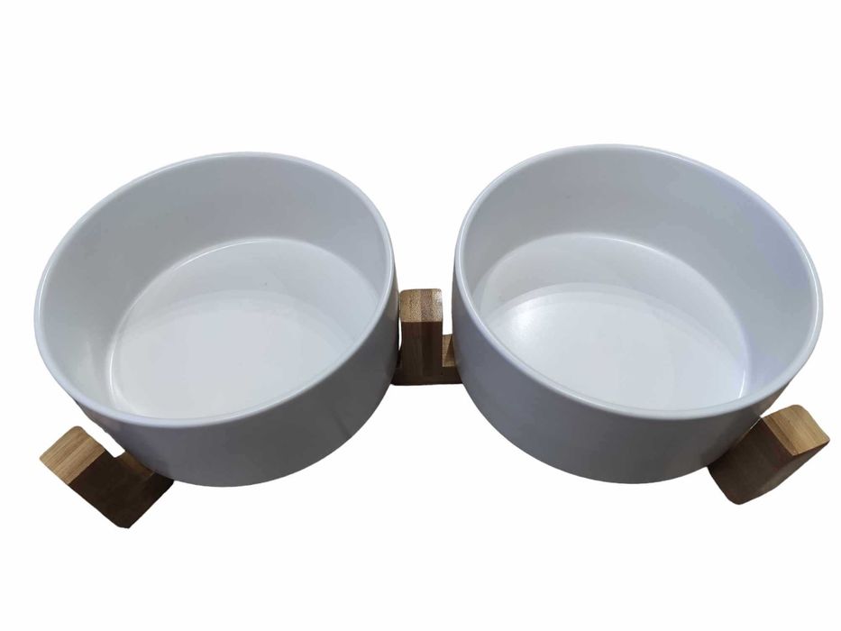 Zestaw misek białych ceramicznych na bambusowej podstawce