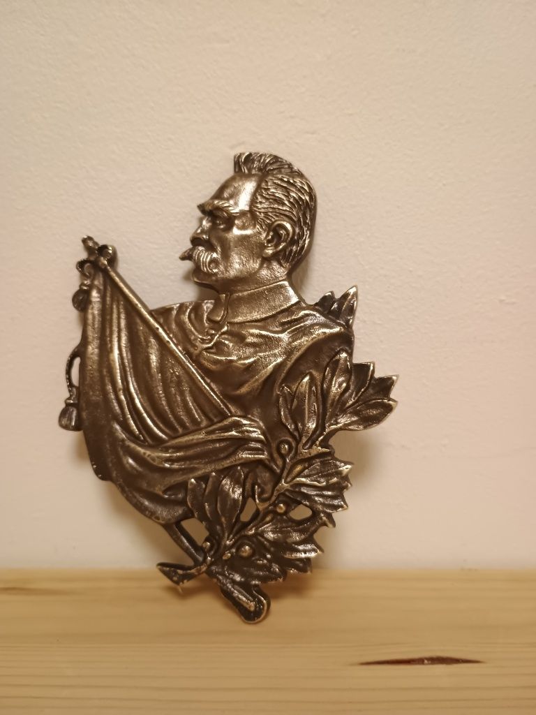 Plakieta z mosiądzu z wizerunkiem Marszałka Józefa Piłsudskiego.