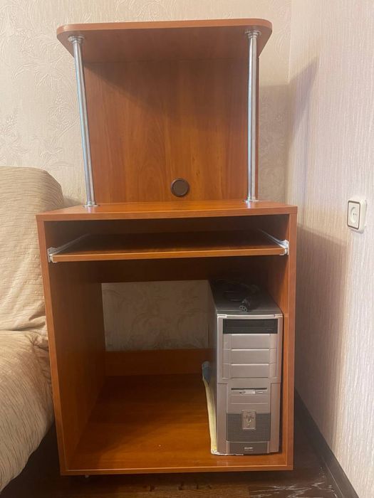Продам компьютерный стол на колесиках