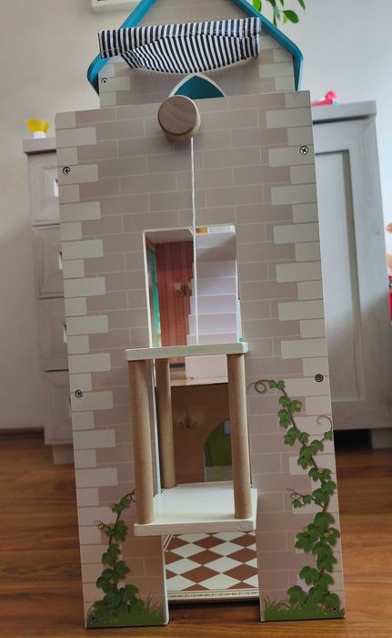 Drewniany domek dla lalek z mebelkami