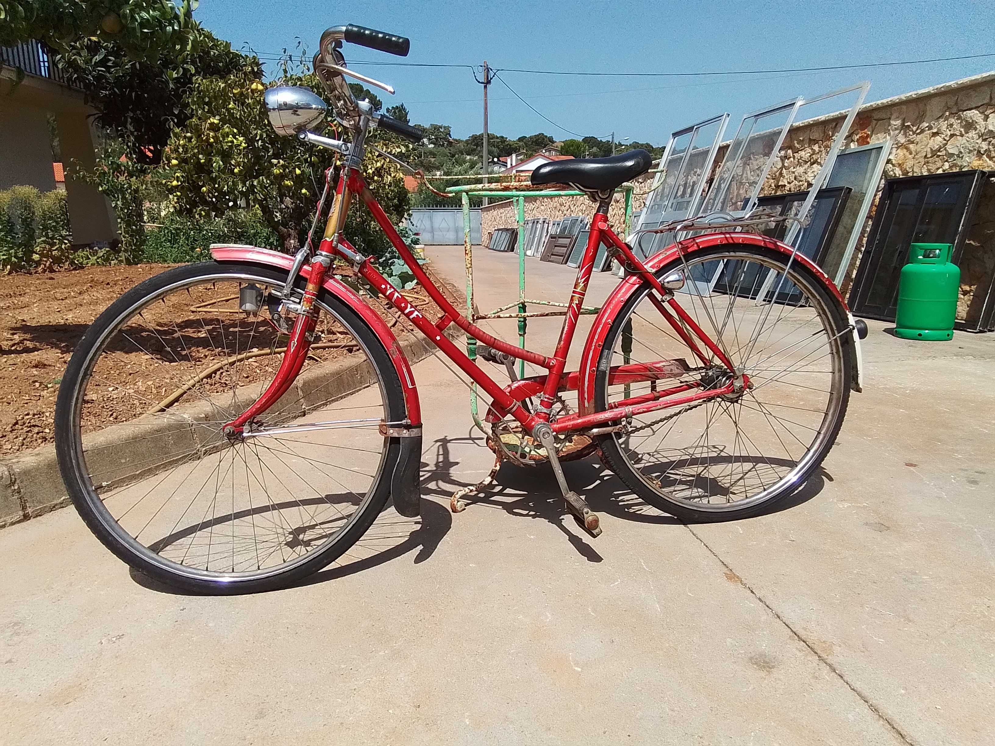 Bicicleta de senhora  em bom estado