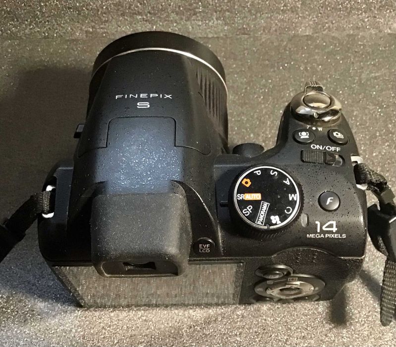 Fuji Finepix S 3300 - Bridge com 14MP e 26X de Zoom