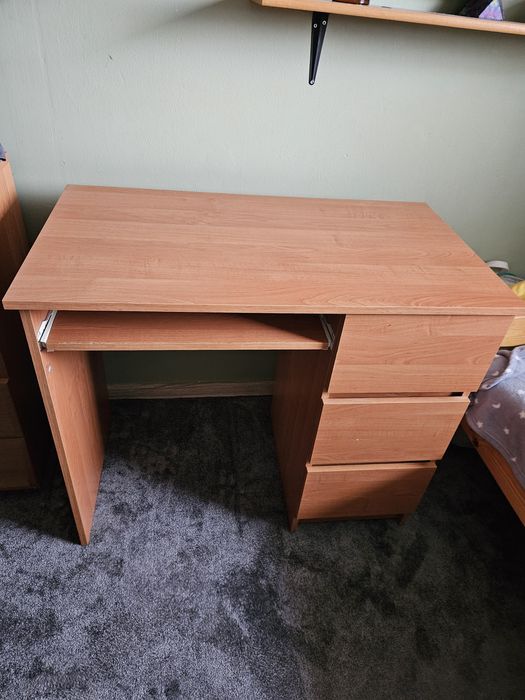 Małe biurko z 3 szufladami Olcha