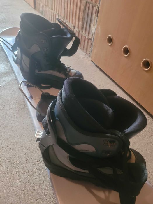 Deska snowboardowa zwiazaniami step-in i butami
