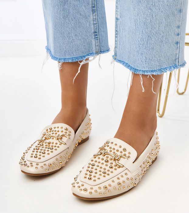 Beżowe mokasyny zdobione ćwiekami Lea