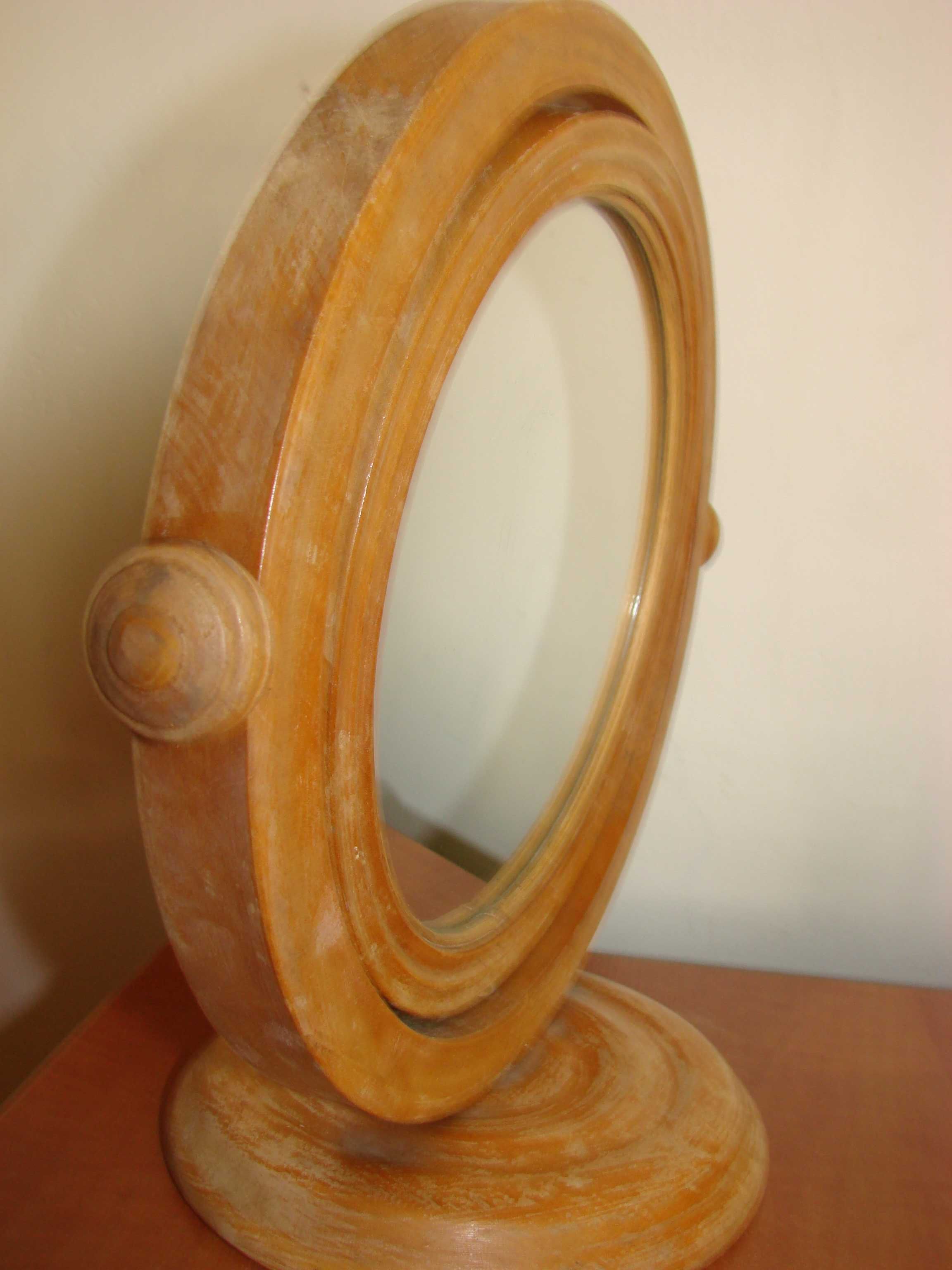 lustro kosmetyczne w drewnianej oprawie