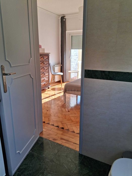 Casa T6 com duplo salão, jardim e garagem – São Domingos de Rana –