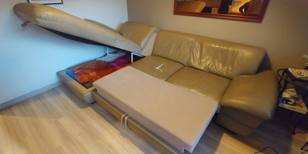 Rogówka oliwkowa z funkcją spania i pojemnikiem na pościel.