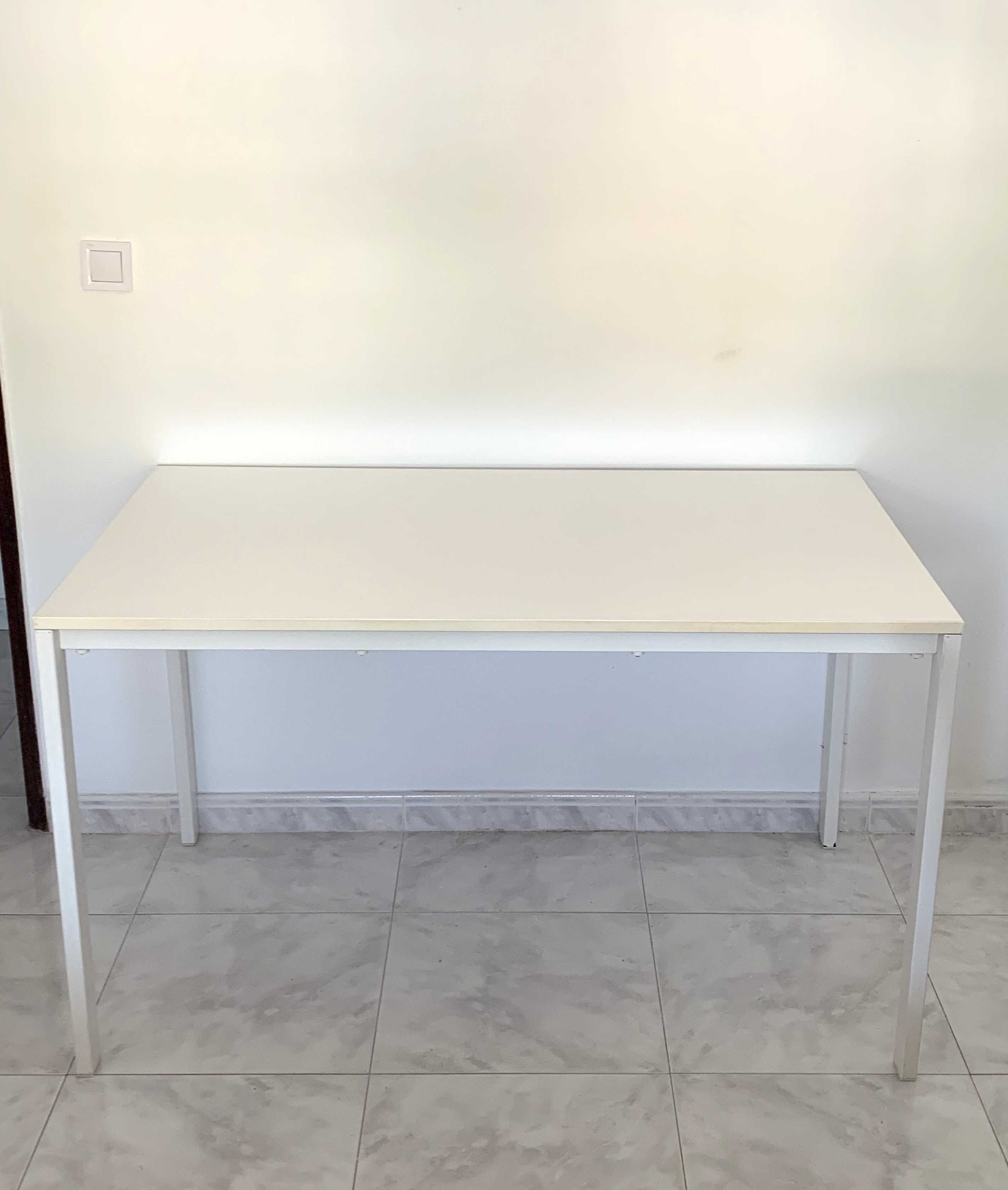 Mesa Ikea em perfeito estado