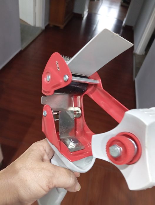 Podajnik taśmy klejącej