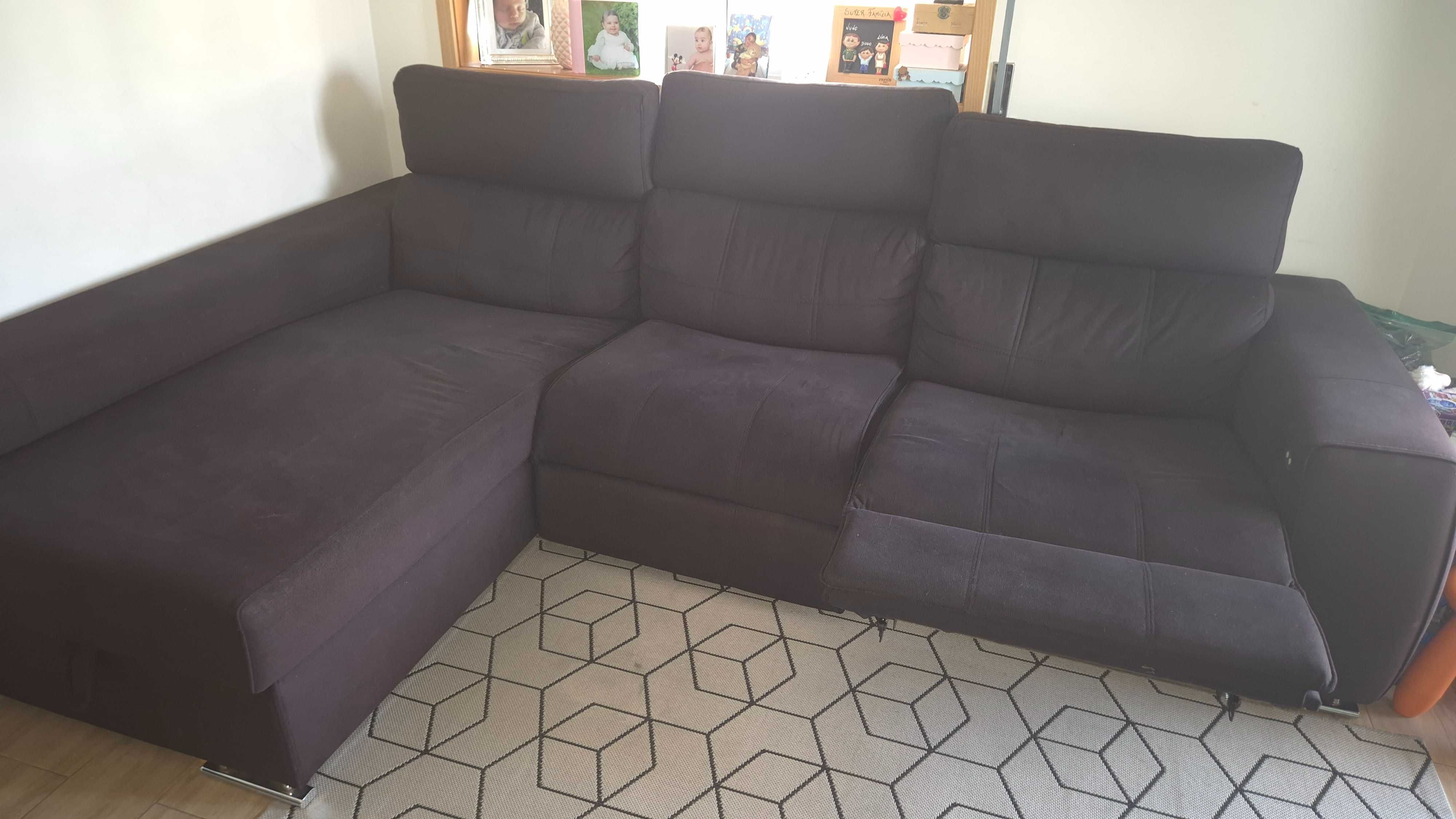 Sofá preto chaise longue elétrico