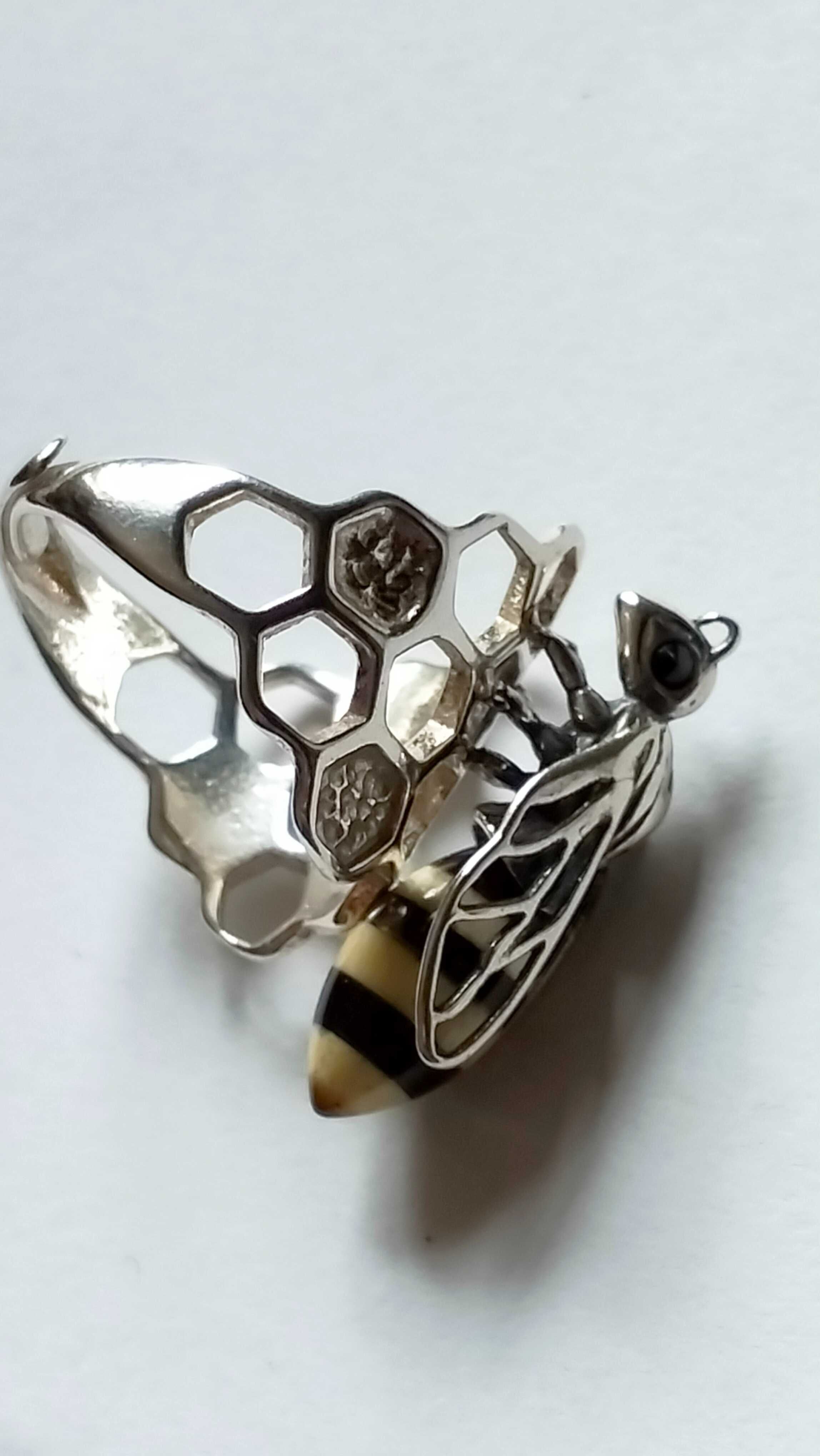 komplet srebrnej biżuterii z bursztynową pszczołą