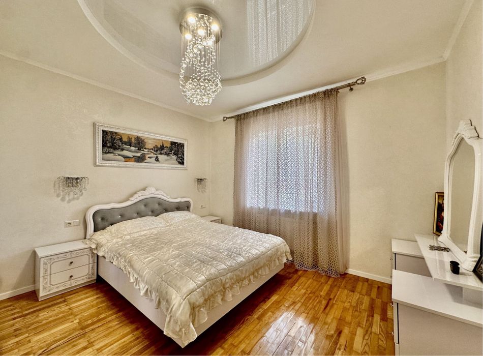 Шикарний маєток Вашої мрії з басейном та ландшафтним дизайном