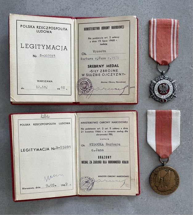 Zestaw medali PRL po jednej osobie z legitymacjami Siły Zbrojne X