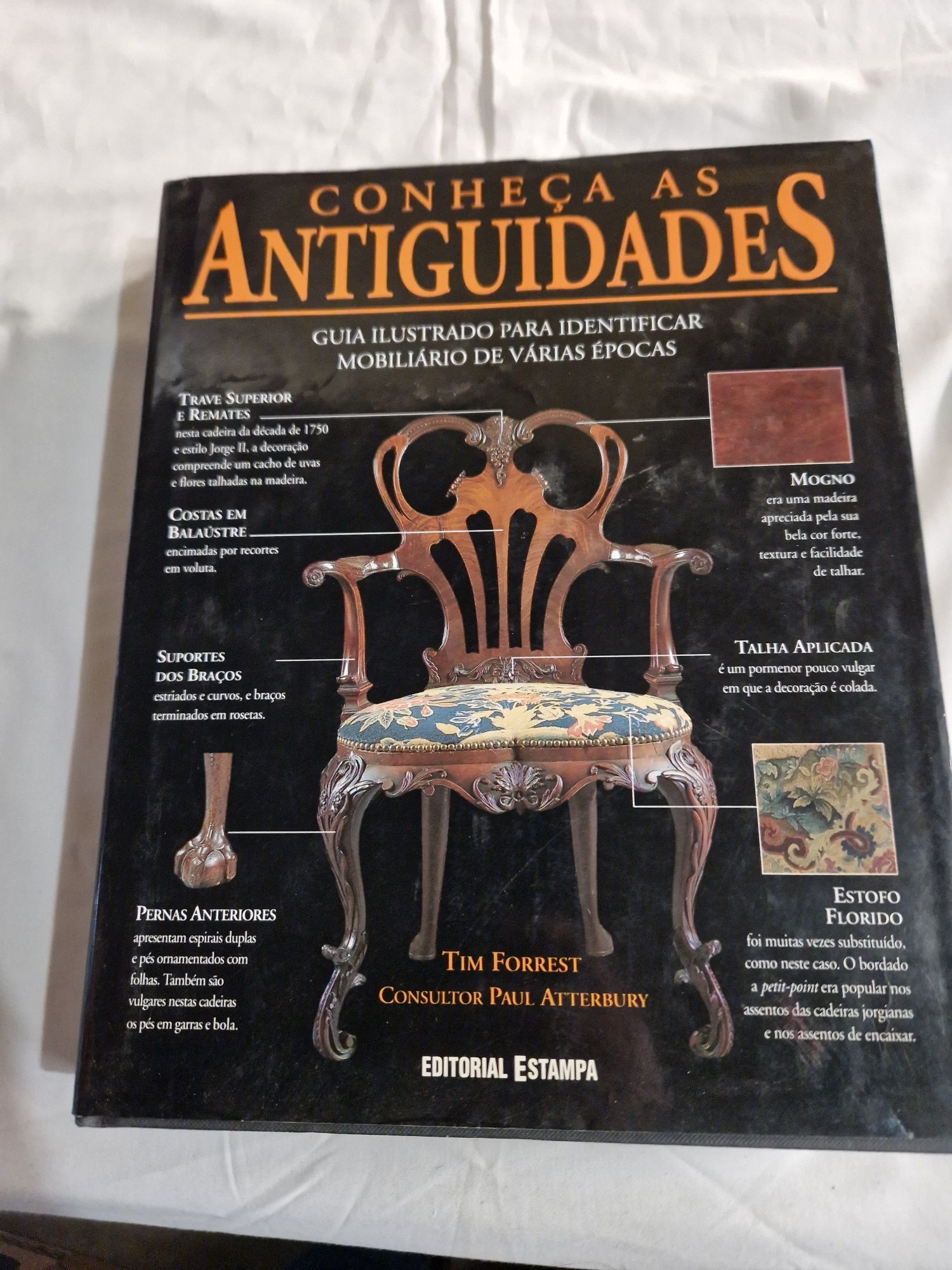 Livro de antiguidades em bom estado