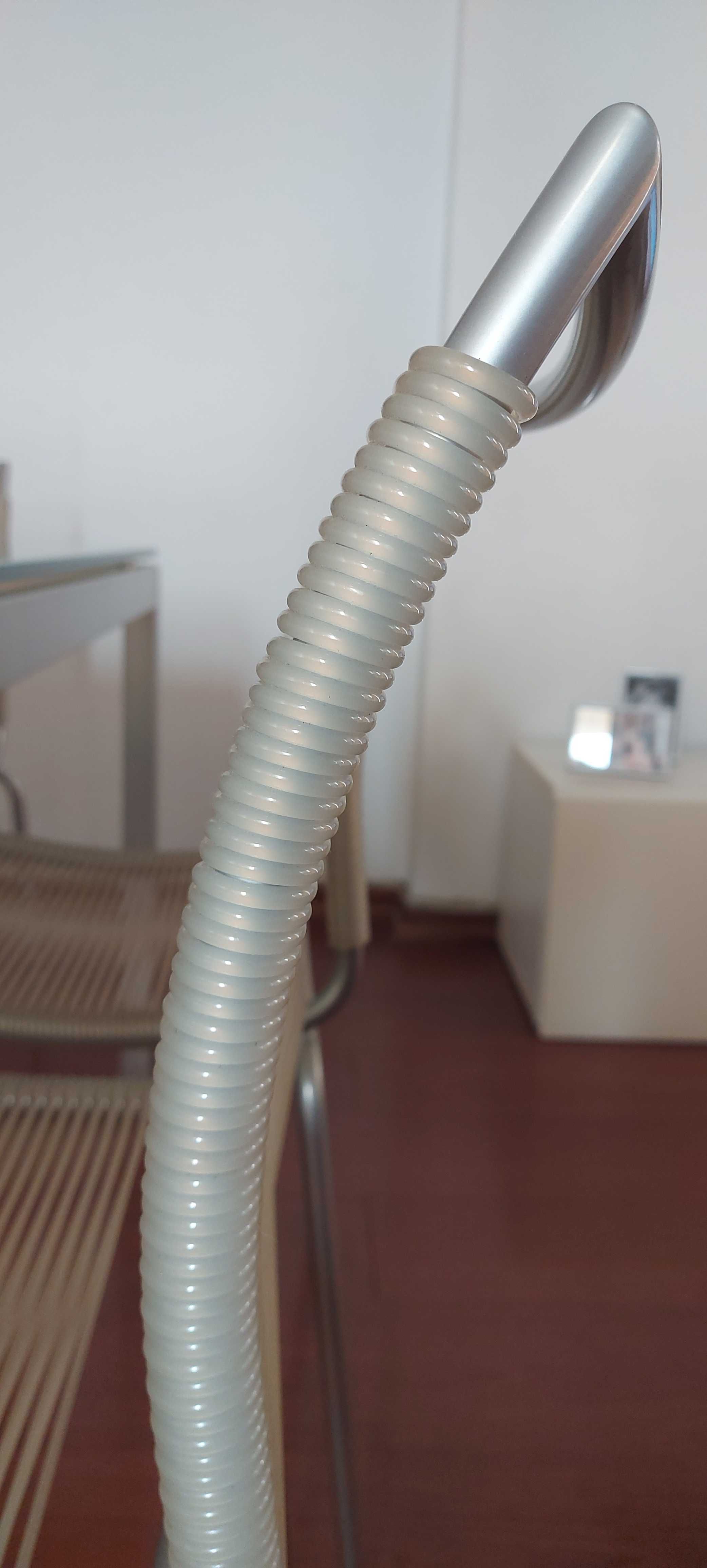 Mesa com tampo em vidro e 6 cadeira, do desenhador italiano Calligaris