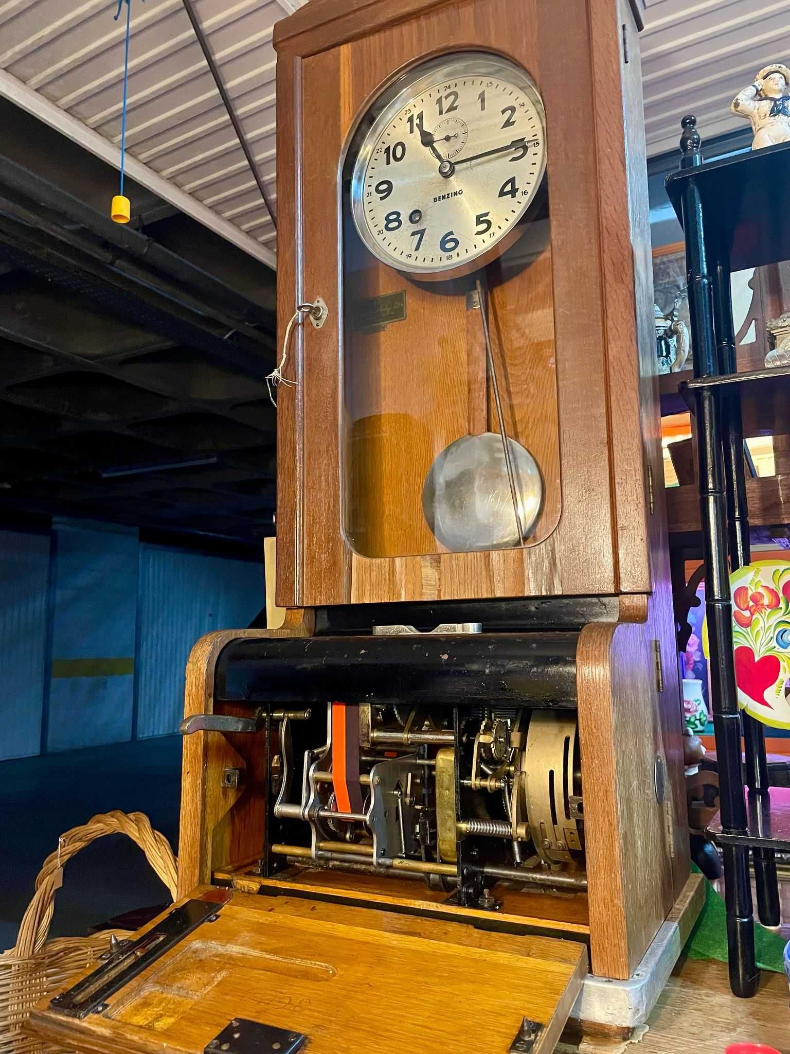 Relógio de ponto anos 30 – Benzing – Charles Hertig Lda.