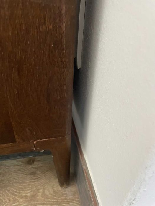 Cômoda antiga em madeira maciça com 3 gavetas