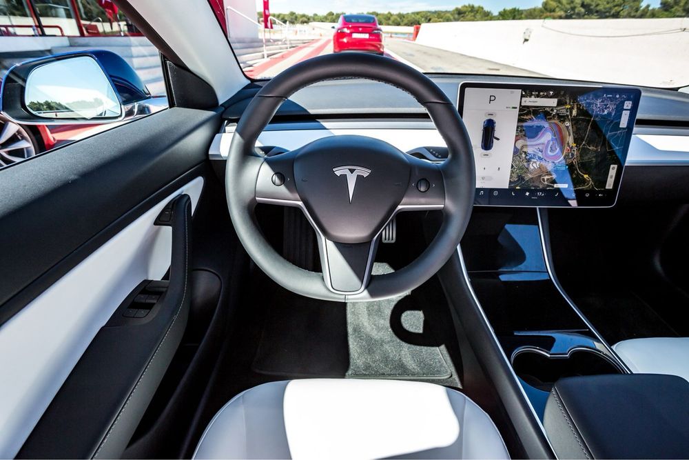 Продам Tesla model 3 , своя . Белый салон