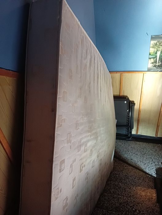 Duży Materac ekologiczny do spania ze złoceniami ,kolor biały ,mało uż