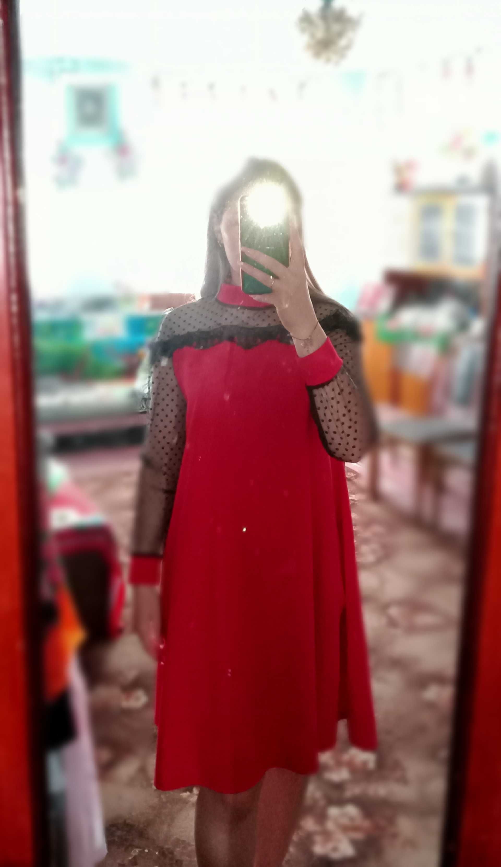 Елегантна червона сукня