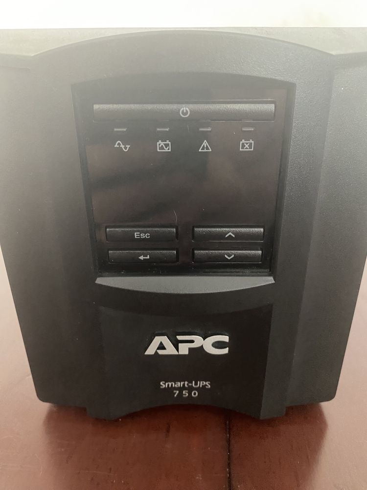 ДБЖ APC Smart-UPS 750VA LCD під ремонт чи на запчастини.