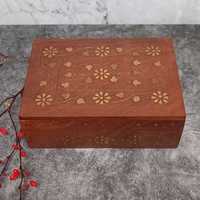 Drewniana szkatułka na biżuterię inkrustowana mosiądzem