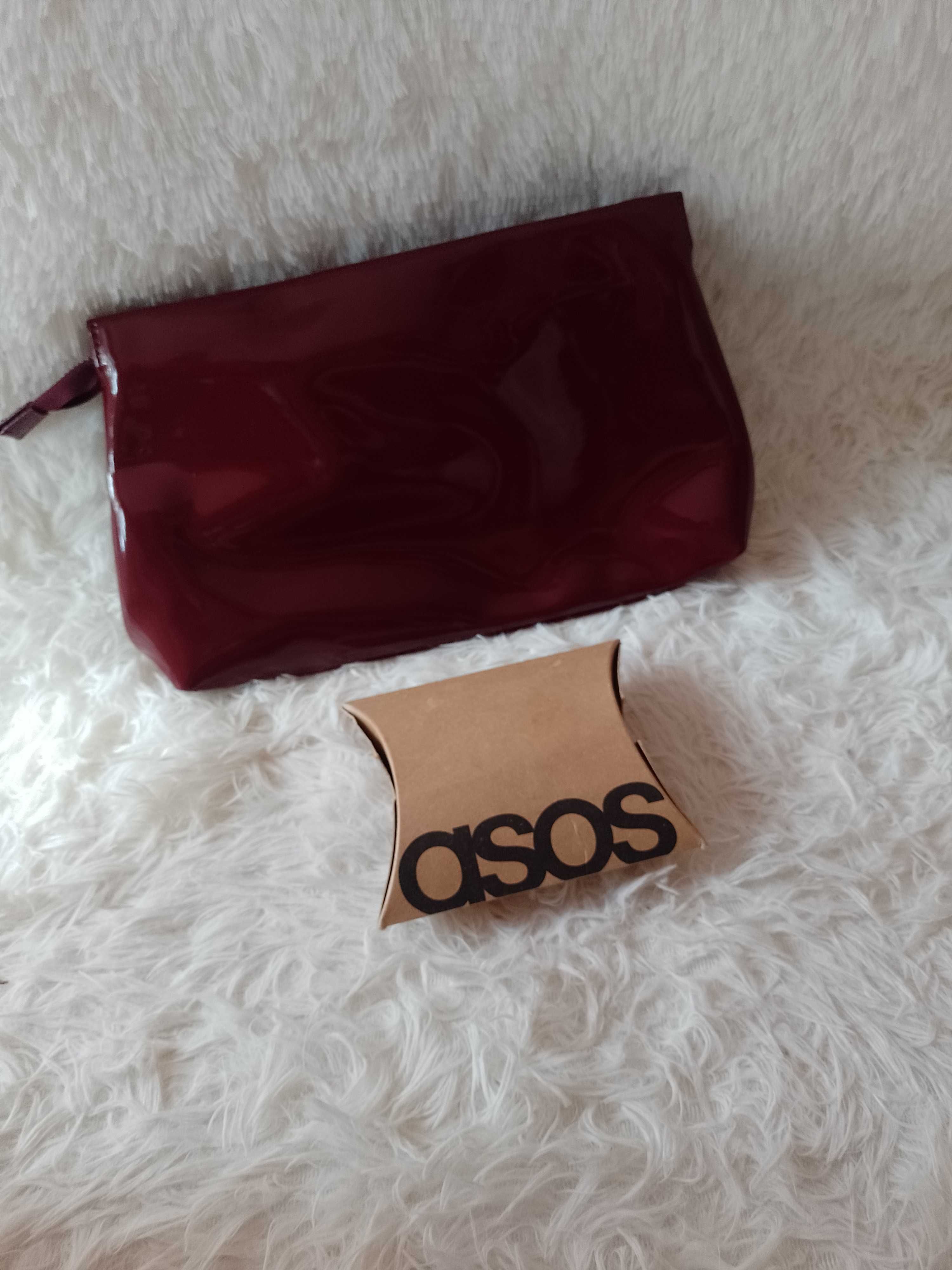 ASOS Design/ Bordowa torebka do ręki z Londynu, saszetka wieczorowa