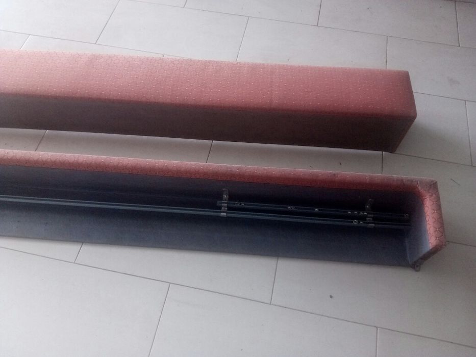 Sanefas em madeira, forradas com tecido.