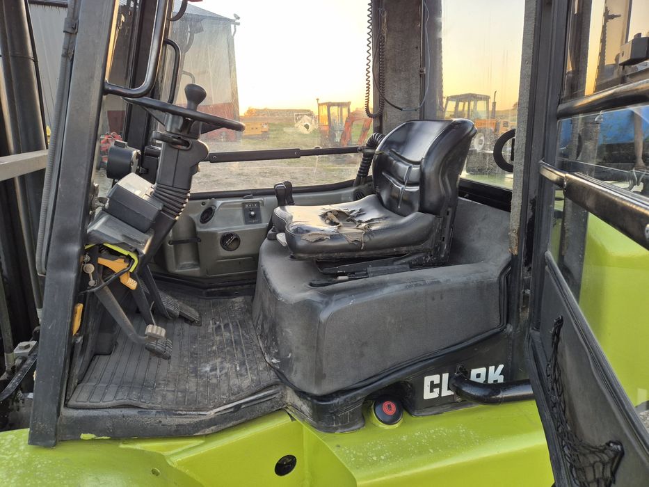 Wózek widłowy Clark na gaz LPG