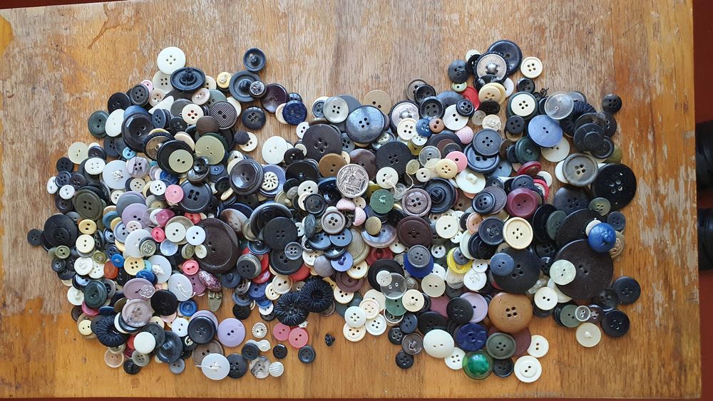 Пуговицы. Большое количество. Разных времен и размеров.