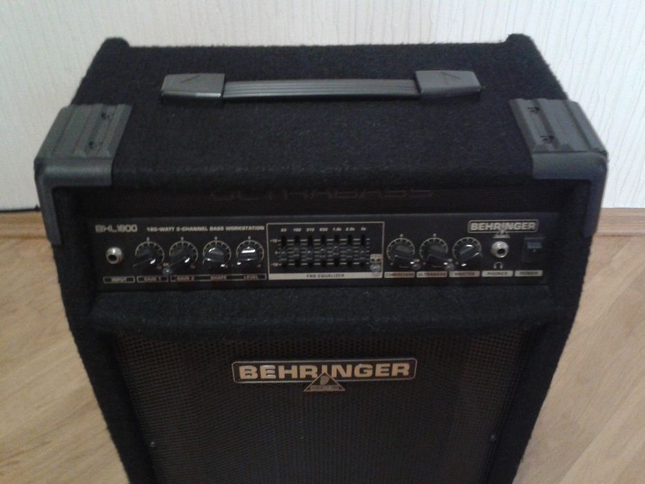 Басовий комбопідсилювач/монітор Behringer BXL1800