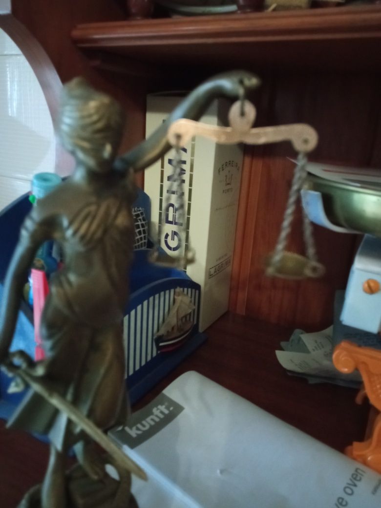 Linda peça em bronze  A justiça é cega e corta a direito.