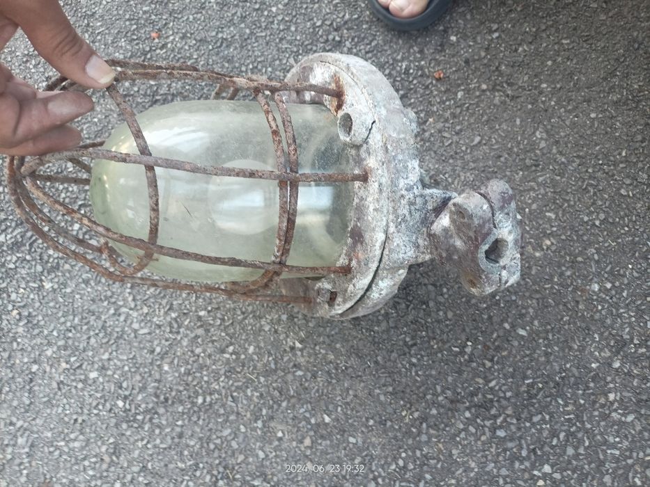 Stara lampa przemysłowa