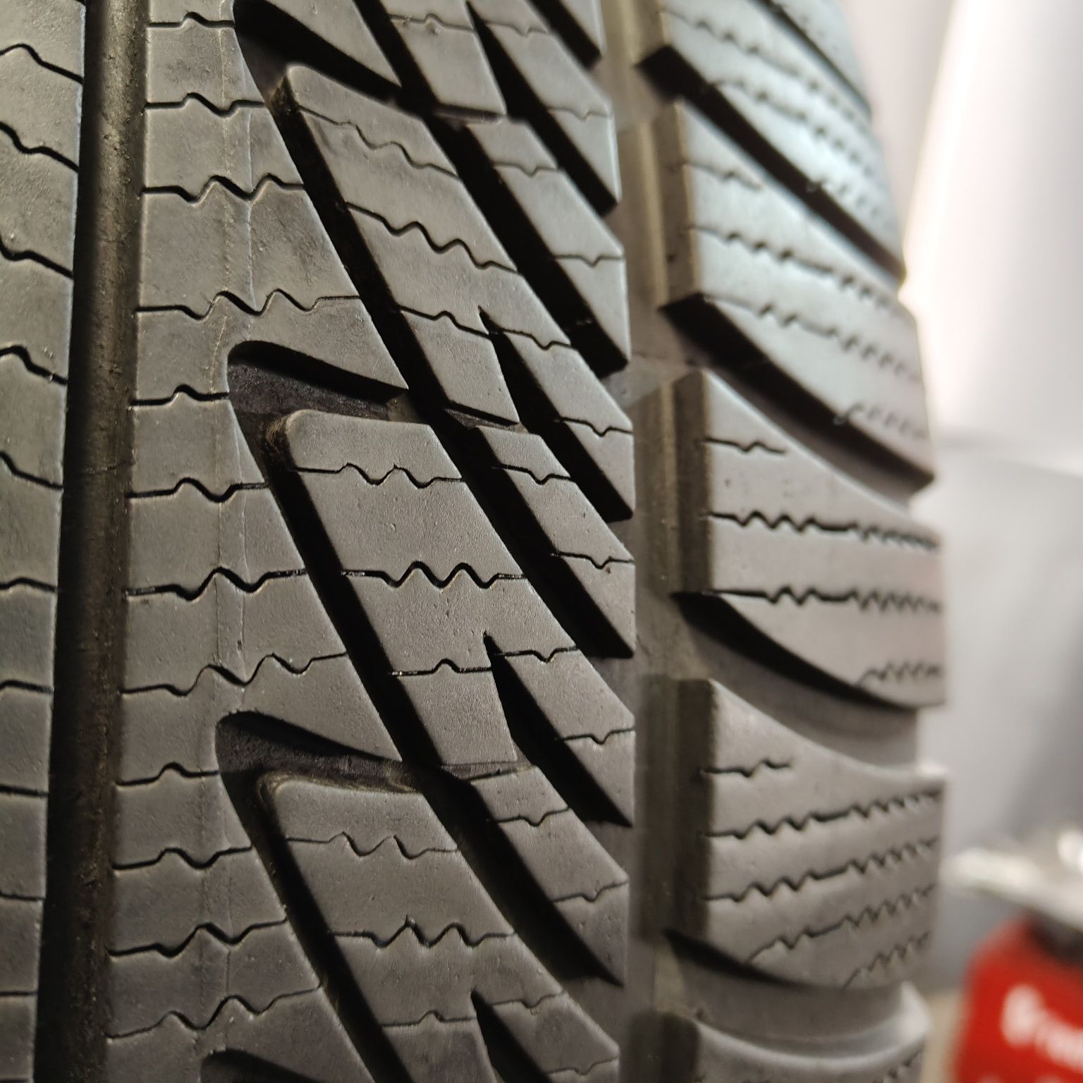 285/45/20 XL Sprzedam parę opon zimowych Goodyear
