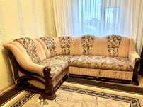 Кутовий диван з деревʼяними підлокітниками