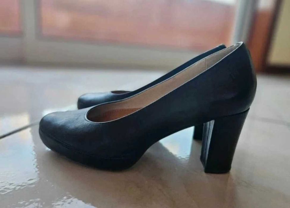 Sapato preto de material de alta qualidade de couro.