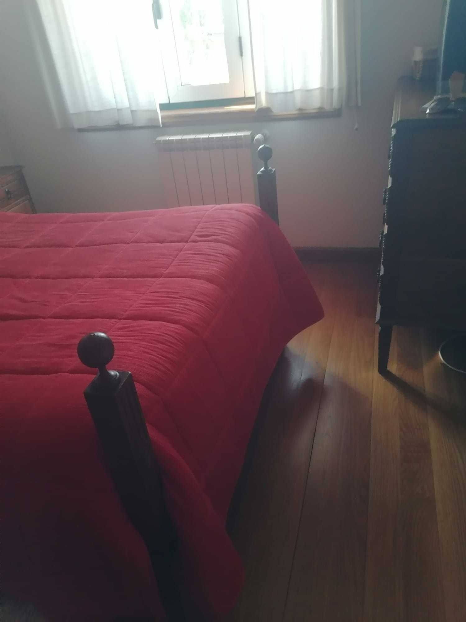 Cama de casal em castanho