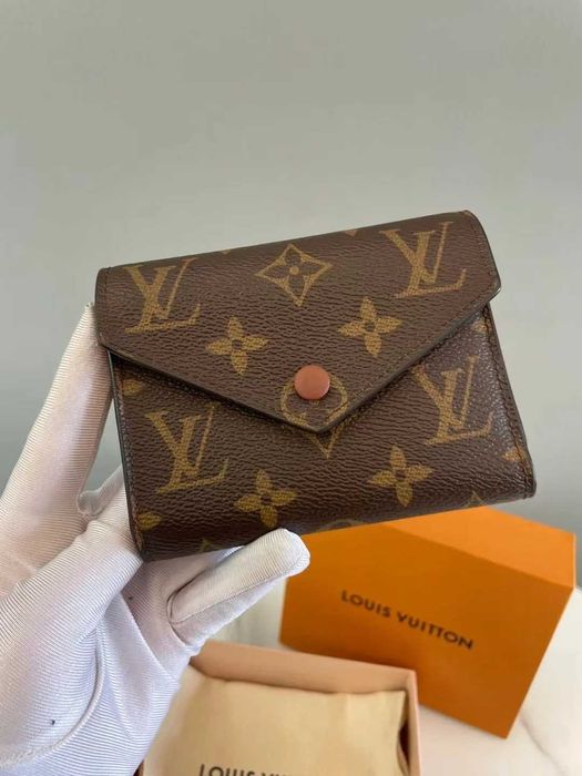 Louis Vuitton Victorine LV Monogram Mały Portfel Brązowa klamra